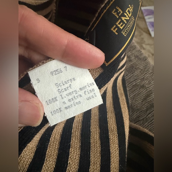 🩷Stunning Fendi Zucca Scarf.❤️Authentic and 99% new. - Picture 7 of 12